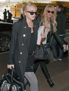 Nova York: Lindsay Lohan viaja com mãe e irmã