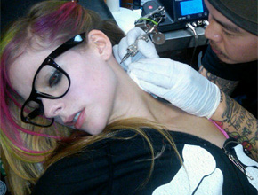 Na pele: Avril Lavigne mostra nova tatuagem