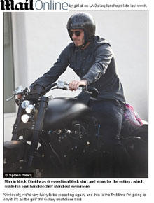 Motociclista: David Beckham passeia sobre duas rodas