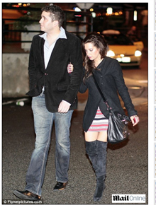 Salto alto: Ashley Tisdale pede ajudinha
