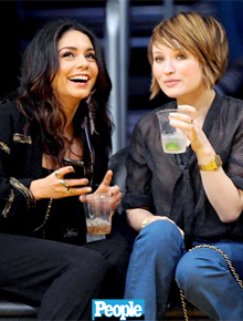 <i>Only Girls</i>: Vanessa Hudgens assiste jogo com amiga