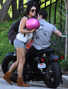 Amigos?: Vanessa Hudgens pega carona com ator