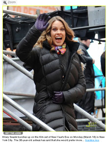 <i>Oiii!</i>: Hilary Swank mostra empolgação em <i>set</i>
