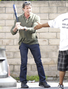 Cuidado!: Sylvester Stallone brinca com taco de beisebol