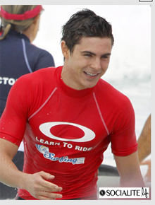 Praia: Zac Efron aproveita para surfar