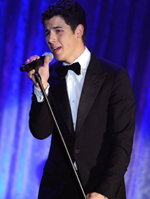 <i>Bow tie</i>: Nick Jonas se apresenta em evento
