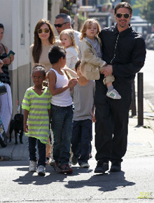 Trupe: Angelina Jolie e Brad Pitt passeiam com os filhos