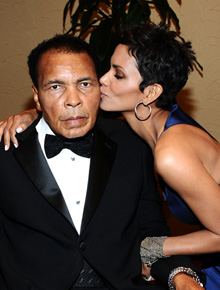 <I>Smack</i>: Halle Berry beija lenda do boxe