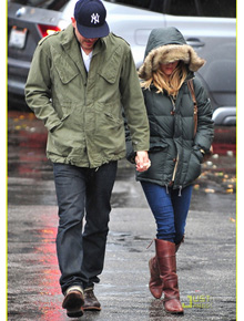 Capuz: Reese Witherspoon se protege da chuva