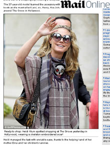 Caveira: Heidi Klum usa lenço estampado