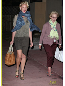 Jantar: Katherine Heigl sai com a mãe