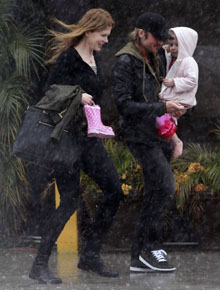 Chuva: Nicole Kidman e família tentam se proteger