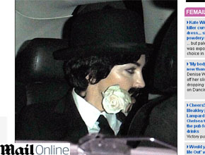 Carlitos: Madonna se fantasia para festa