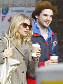 Namoro?: Sienna Miller passeia com Tom Sturridge