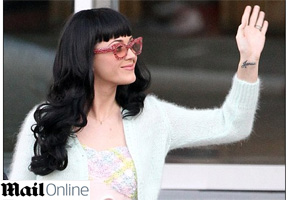 Meiga: Katy Perry usa óculos colorido