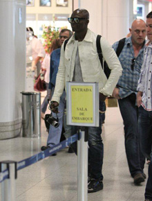 Ar da graça: Seal passa desapercebido pelo aeroporto