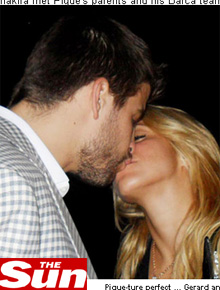 <i>Love</i>: Shakira troca beijos com Gerard Piqué