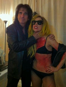 Alice Cooper: Lady Gaga posa com o roqueiro
