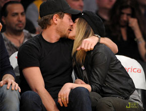 Partida: Drew Barrymore beija o namorado
