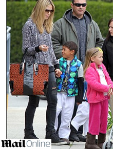 Família: Heidi Klum passeia com os filhos