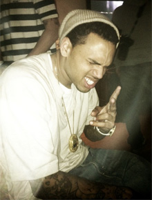<i>Tchau, loiro</i>: Chris Brown pinta os cabelos novamente