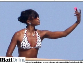Luxo: Naomi Campbell passeia de iate