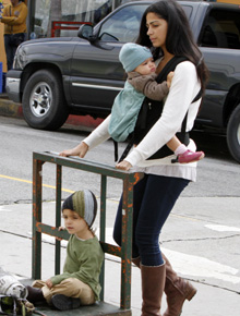 Compras: Camila Alves leva filhos ao mercado