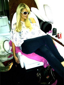 Jatinho: Paris Hilton volta para Los Angeles
