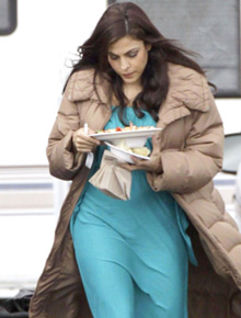 <i>Nham!</i>: Eva Mendes faz boquinha em <i>set</i>