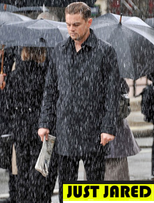 Na chuva: Leonardo DiCaprio grava comercial
