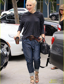 Unhas feitas: Gwen Stefani vai ao salão de beleza