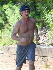 Boa forma: Sean Penn corre sem camisa