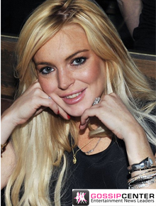 Simpática: Lindsay Lohan faz pose para fotógrafos