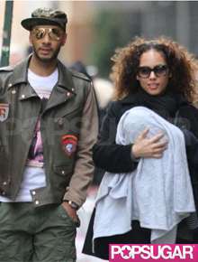 Mamãe-coruja: Alicia Keys passeia com o filho e enteado