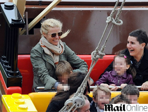 Diversão: Gwyneth Paltrow brinca com os filhos