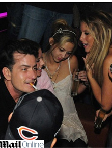 <i>Love</i>: Charlie Sheen aparece com as três namoradas