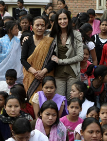 Nepal: Demi Moore visita ONG no país