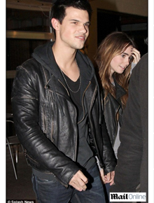 Casal?: Taylor Lautner sai com Lily Collins