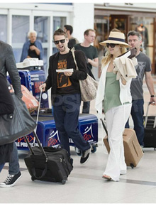 Mamãe: Kate Hudson exibe barriguinha em aeroporto