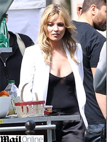 Modelo?: Kate Moss exibe barriguinha saliente