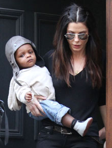 Viagem: Sandra Bullock e filho deixam Nova York
