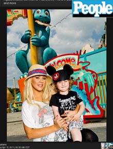 Diversão: Christina Aguilera leva filho à <i>Disney</i>
