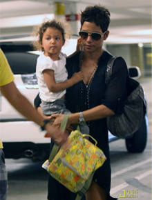Mãe e filha: Halle Berry é vista com Nahla