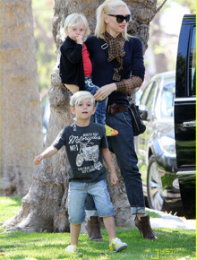 Passeio: Gwen Stefani é vista com os filhos