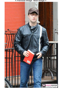 Sem trio: Daniel Radcliffe almoça sozinho