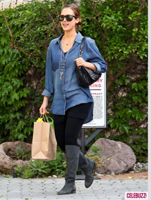 Grávida: Jessica Alba esconde barriguinha