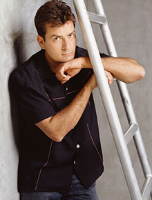 Proibido: Charlie Sheen não poderá fumar em <i>show</i>