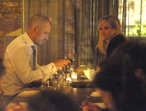 Luz de velas: Reese Witherspoon janta com o marido
