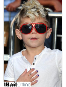 <i>Fashion</i>: Filho de Gwen Stefani exibe unha colorida