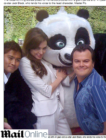 Promocional: Angelina Jolie posa com Jack Black